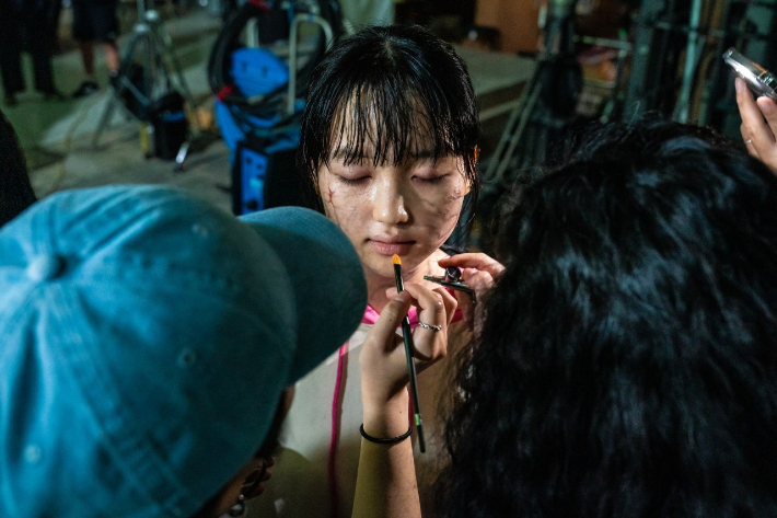 영화 '좀비딸' 촬영 현장 스틸컷. 지난해 한국영화 최고 흥행작 '좀비딸'은 그간 K무비가 축적해온 특수분장의 높은 수준을 다시 한번 확인시켰다. NEW 제공