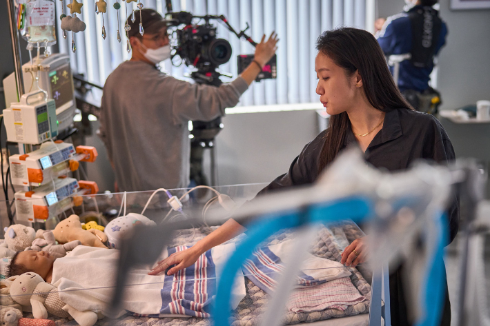 영화 '파묘' 촬영 현장 스틸컷. 우리나라에서만 1천만 관객을 넘긴 '파묘'는 지난 2024년 인도네시아 개봉 당시 한국영화로는 처음으로 230만 관객을 돌파, K오컬트물의 글로벌 지평을 넓혔다. 쇼박스 제공