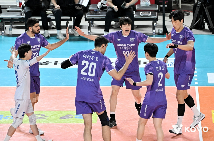우리카드 선수들이 22일 삼성화재와 원정에서 득점한 뒤 격려하는 모습. 한국배구연맹  