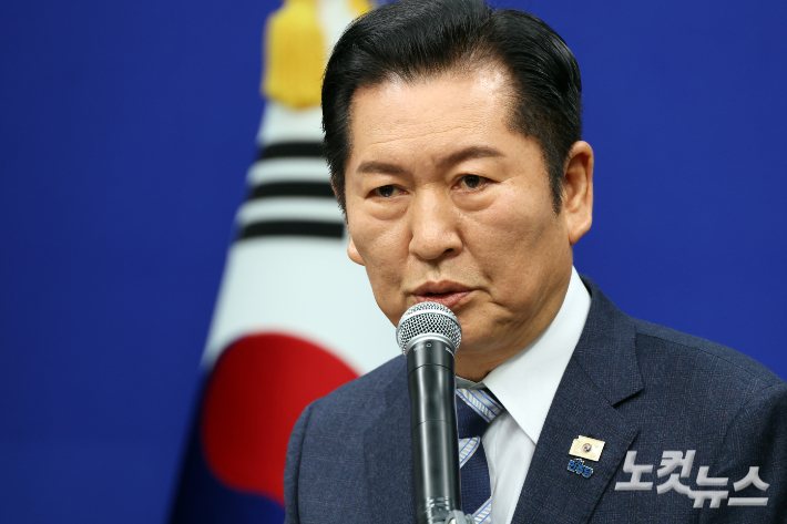 더불어민주당 정청래 대표가 22일 서울 여의도 국회에서 긴급기자회견을 열고 조국혁신당에 합당 제안을 하고 있다. 윤창원 기자