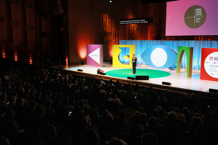 박형준 부산시장이 지난해 10월 영국 런던에서 열린 세계디자인총회에서 2028년 세계디자인수도 수락 연설을 하고 있다. 부산시 제공