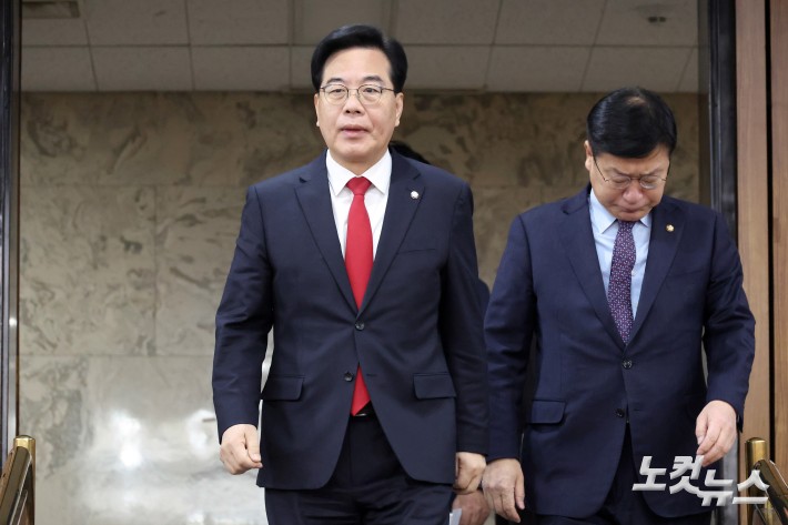 원내대책회의 참석하는 송언석