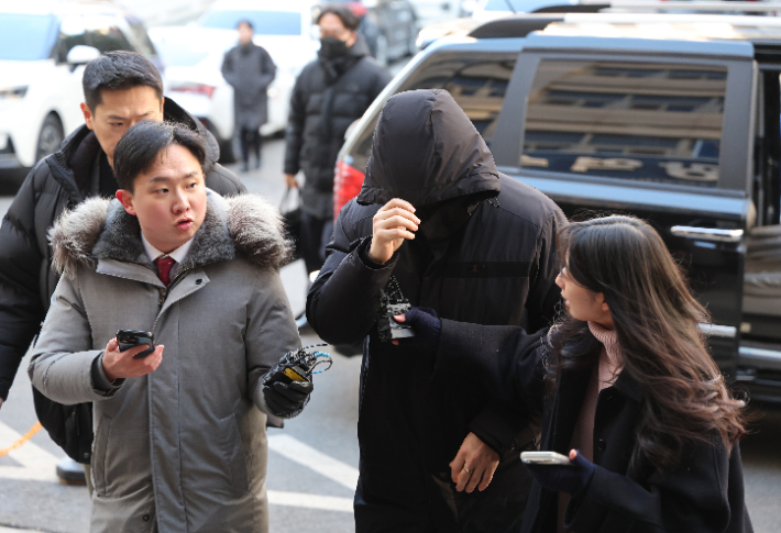 무소속 강선우 의원의 전직 보좌관 남씨가 경찰 조사를 위해 23일 서울 마포구 서울경찰청 광역수사단으로 들어서고 있다. 연합뉴스