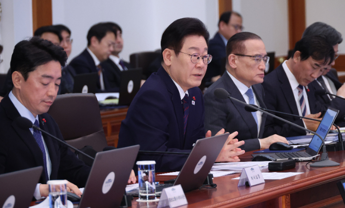 이재명 대통령이 22일 청와대에서 열린 수석보좌관회의에서 발언하고 있다. 연합뉴스