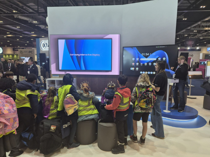 유럽 최대 교육 기술 전시회 'Bett 2026'에 마련된 삼성전자 전시 공간을 찾은 관람객들이 AI 설루션과 제품을 체험하고 있다. 삼성전자 제공