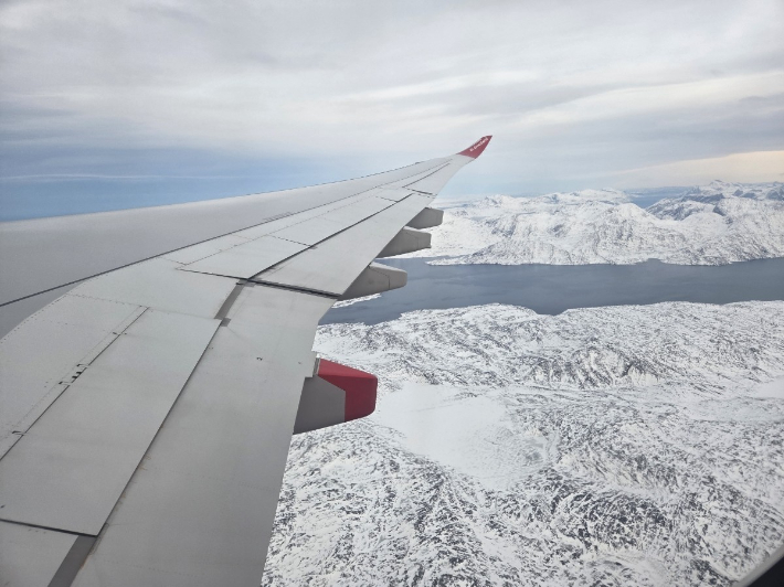 22일(현지시간) 그린란드 수도 누크행 비행기에서 내려다본 눈 덮인 그린란드. 연합뉴스