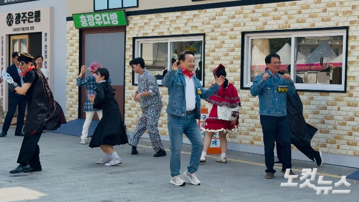 임택 광주 동구청장(가운데)이 지난 2025년 10월 13일 오전 광주 동구 빛의 읍성 앞에서 1980년대 인기곡 '도시아이들의 텔레파시'에 맞춰 충장축제 유랑단과 함께 춤을 추고 있다. 김한영 기자