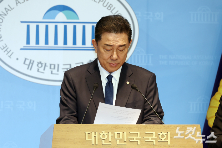 더불어민주당 김병기 전 원내대표가 19일 서울 여의도 국회 소통관에서 당 윤리심판원의 제명 처분 결정 등에 대한 입장 발표 기자회견을 하고 있다. 윤창원 기자