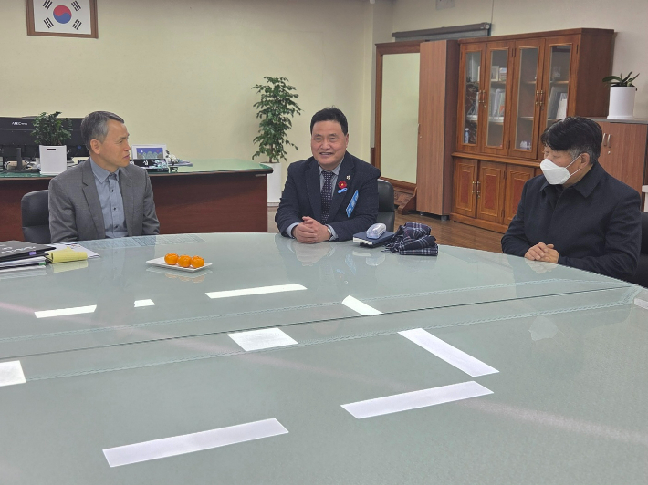 주종섭 의원(가운데). 전남도의회 제공