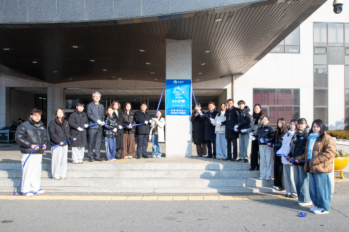군산시가 23일 유니세프 아동친화도시 상위단계 인증갱신 제막식을 가졌다. 군산시 제공