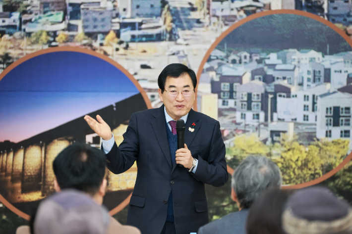 주낙영 경주시장이 동천동 현장소통마당에서 주민들의 건의사항을 청취하며 시정 방향을 설명하고 있다. 경주시 제공