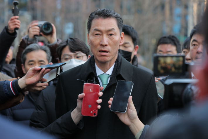 새로 선임된 장민영 기업은행장이 23일 서울 중구 IBK 기업은행 본점에서 자신의 출근을 저지하는 기업은행 노조원들에게 발언하고 있다. 연합뉴스