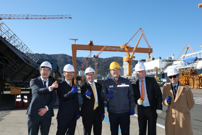 캐나다 온타리오주 빅터 피델리 경제개발부 장관(왼쪽에서 세번째)이 김희철 한화오션 대표이사(왼쪽에서 네번째) 등과 기념사진을 찍고 있다. 한화오션 제공 