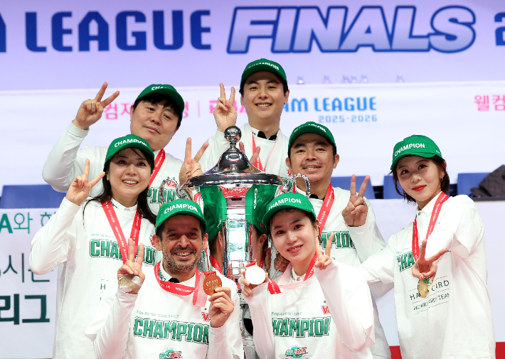 하나카드 선수들이 21일 SK렌터카와 팀 리그 파이널에서 이긴 뒤 우승컵과 함께 기념 촬영한 모습. PBA 