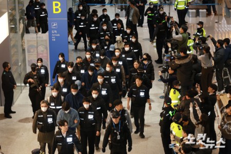 캄보디아에서 스캠(사기), 인질강도 등에 가담한 한국인 범죄 조직원 73명이 23일 인천국제공항을 통해 국내로 송환돼 수사기관으로 압송되고 있다.