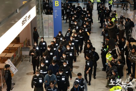 캄보디아에서 스캠(사기), 인질강도 등에 가담한 한국인 범죄 조직원 73명이 23일 인천국제공항을 통해 국내로 송환돼 수사기관으로 압송되고 있다.