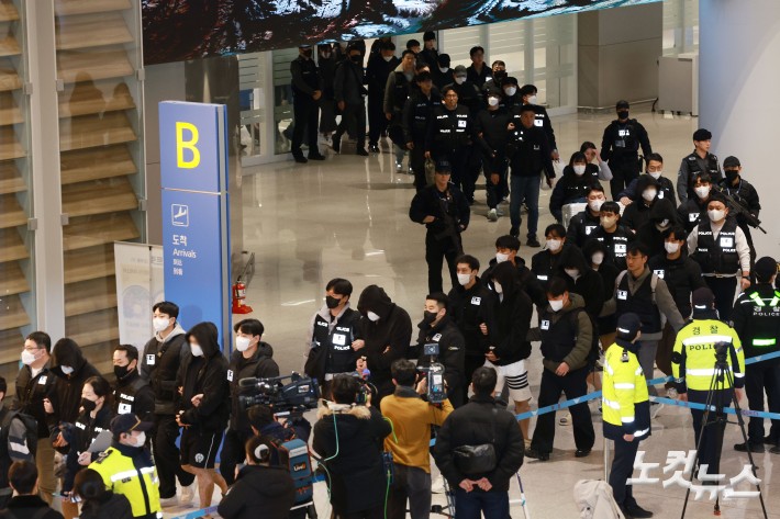 캄보디아에서 스캠(사기), 인질강도 등에 가담한 한국인 범죄 조직원 73명이 23일 인천국제공항을 통해 국내로 송환돼 수사기관으로 압송되고 있다.