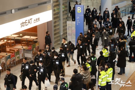 캄보디아에서 스캠(사기), 인질강도 등에 가담한 한국인 범죄 조직원 73명이 23일 인천국제공항을 통해 국내로 송환돼 수사기관으로 압송되고 있다.