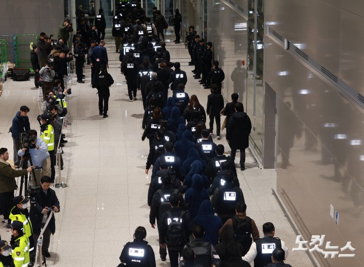 캄보디아에서 스캠(사기), 인질강도 등에 가담한 한국인 범죄 조직원 73명이 23일 인천국제공항을 통해 국내로 송환돼 수사기관으로 압송되고 있다.