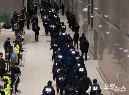 캄보디아에서 스캠(사기), 인질강도 등에 가담한 한국인 범죄 조직원 73명이 23일 인천국제공항을 통해 국내로 송환돼 수사기관으로 압송되고 있다.