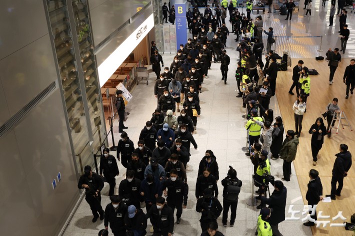 캄보디아에서 스캠(사기), 인질강도 등에 가담한 한국인 범죄 조직원 73명이 23일 인천국제공항을 통해 국내로 송환돼 수사기관으로 압송되고 있다.