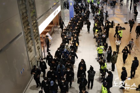 캄보디아에서 스캠(사기), 인질강도 등에 가담한 한국인 범죄 조직원 73명이 23일 인천국제공항을 통해 국내로 송환돼 수사기관으로 압송되고 있다.