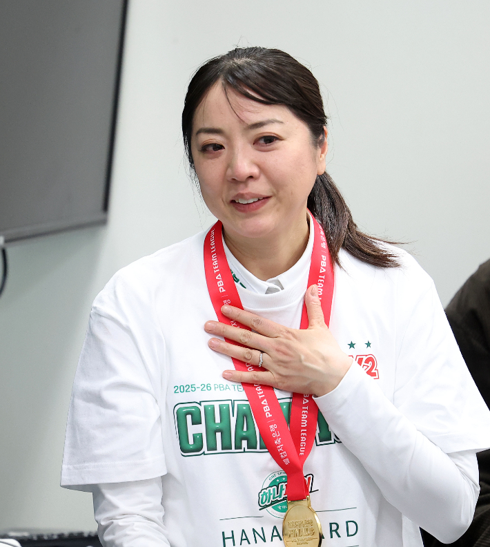 우승 기자 회견에서 눈물을 흘리며 심경을 밝히는 사카이. PBA 