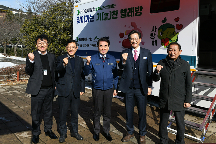 22일 영암군 삼호읍 한마음회관에서 열린 'The 기찬밥상 Premium 개소식'에서 HD현대삼호 김재을 사장, 영암시니어클럽 장영범 관장, 우승희 영암군수, 영암군의회 박종대 의장, 한국노인인력개발원 김미곤 원장이 기념 촬영을 하고  있다. HD현대삼호 제공