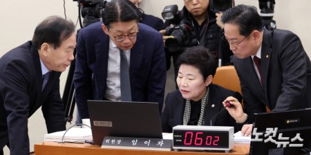 23일 서울 여의도 국회에서 열린 재정경제기획위원회의 이혜훈 기획예산처 장관 후보자 인사청문회에서 임이자 위원장(오른쪽 두번째)과 정태호 더불어민주당 간사(왼쪽), 박수영 국민의힘 간사(오른쪽)가 대화를 하고 있다.