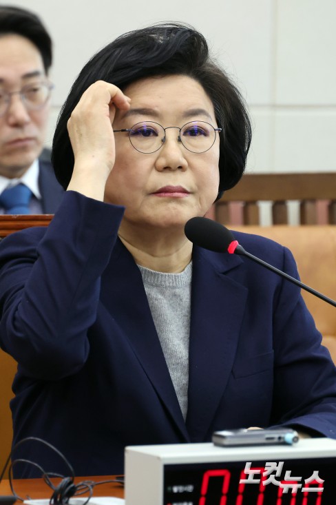 이혜훈 기획예산처 장관 후보자가 23일 서울 여의도 국회에서 열린 재정경제기획위원회의 인사청문회에서 머리를 만지고 있다.