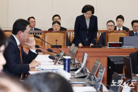 이혜훈 기획예산처 장관 후보자가 23일 서울 여의도 국회에서 열린 재정경제기획위원회의 인사청문회에서 모두발언에 앞서 인사를 하고 있다.