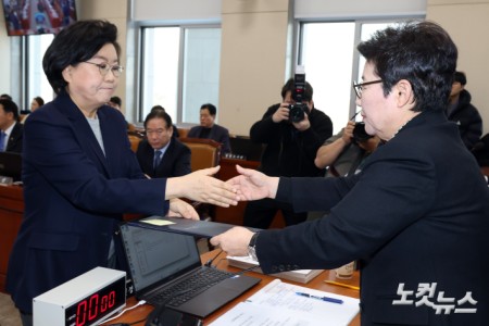 이혜훈 기획예산처 장관 후보자가 23일 서울 여의도 국회에서 열린 재정경제기획위원회의 인사청문회에서 선서문을 임이자 위원장에게 전달하고 있다.