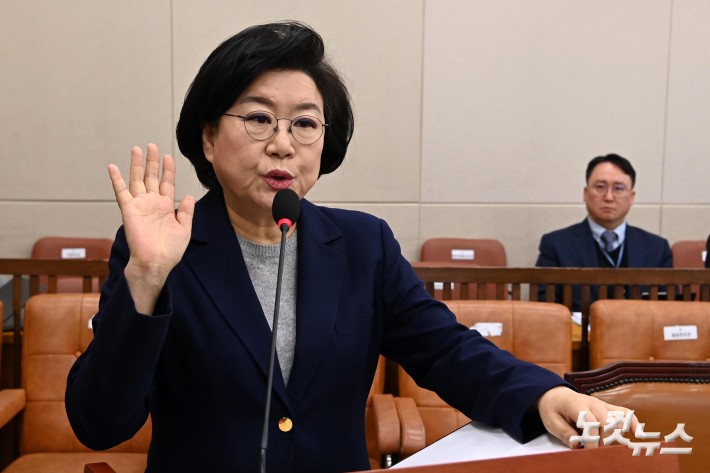 이혜훈 기획예산처 장관 후보자가 23일 오전 서울 여의도 국회 재정경제기획위원회에서 열린 인사청문회에서 선서하고 있다.