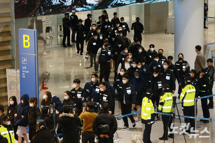 캄보디아에서 스캠(사기), 인질강도 등에 가담한 한국인 범죄 조직원 73명이 23일 인천국제공항을 통해 국내로 송환돼 수사기관으로 압송되고 있다. 류영주 기자