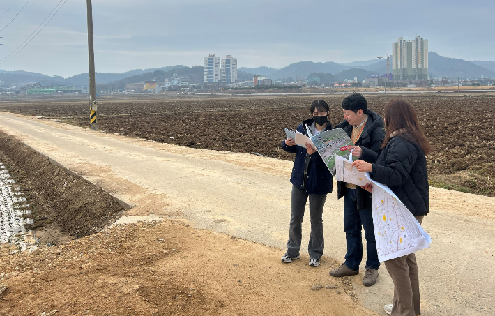 전남도와 시군 관계 공무원들이 공시지가 현장 조사를 하고 있다. 전라남도 제공