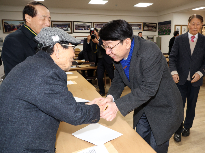 우범기 전주시장이 23일 기령당을 찾아 경로당 이용자와 악수하고 있다. 전주시 제공