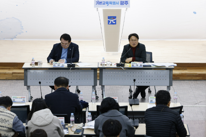 23일 광주시교육청 대회의실에서 열린 '광주·전남 행정통합 교육가족 대토론회'에서 강기정 광주시장이 토론 참석자들과 의견을 나누고 있다. 광주시교육청 제공 