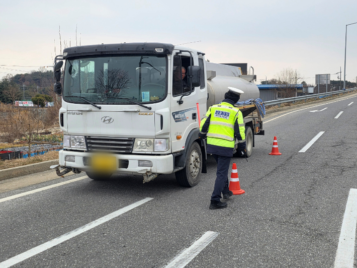 화물차 안전관리 위반 점검중인 교통경찰관. 부여경찰서 제공