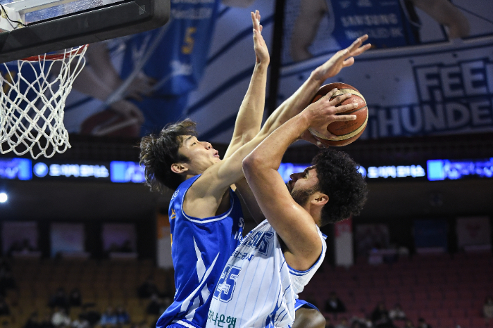 삼성 이원석에 가로 막히는 보트라이트의 슛. KBL 제공