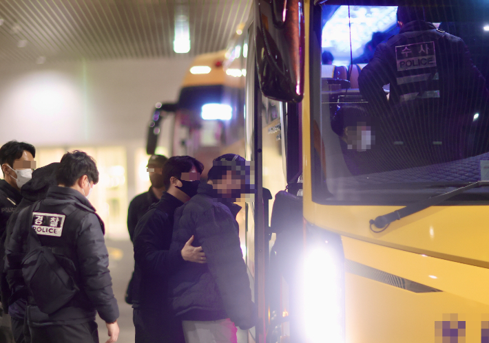 경찰이 23일 인천국제공항을 통해 송환한 캄보디아 사기 조직원을 호송 차량에 태우고 있다. 부산경찰청 제공