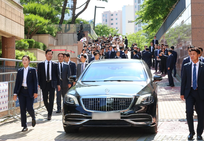 지난해 6월 4일 이재명 대통령과 김혜경 여사를 태운 차량이 인천 계양구 자택을 나서고 있다. 연합뉴스