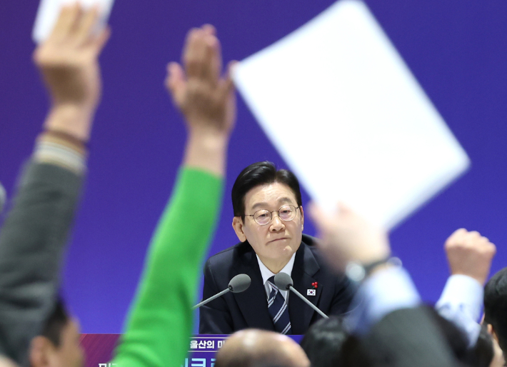 이재명 대통령이 23일 울산전시컨벤션센터에서 열린 '울산의 마음을 듣다' 타운홀미팅 간담회에서 참석자들로부터 발언권 요청을 받고 있다. 연합뉴스