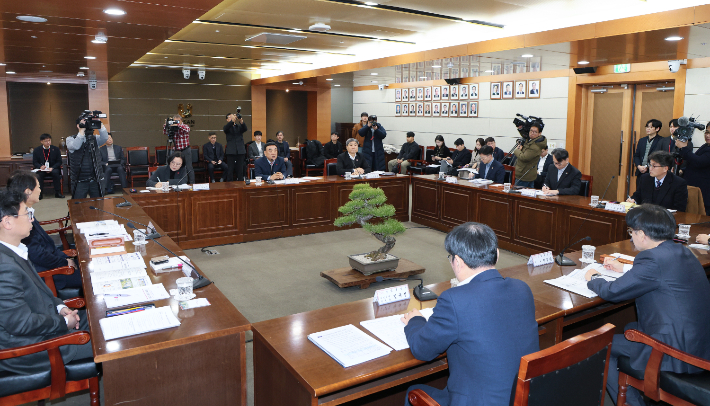 김정관 산업통상부 장관이 23일 울산을 방문한 가운데 '동남권 5극3특' 성장엔진 산업군 선정과 관련한 시도지사 간담회가 시청에서 열렸다. 울산시 제공