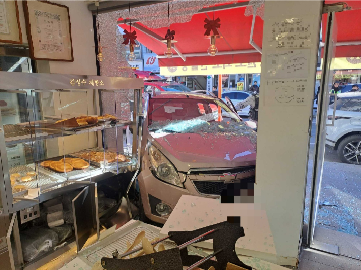 23일 낮 12시 44분쯤 강원 강릉시 금학동의 한 도로에서 A씨(40대)가 몰던 스파크 승용차가 상가 건물로 돌진하는 사고가 발생했다. 강릉소방서 제공