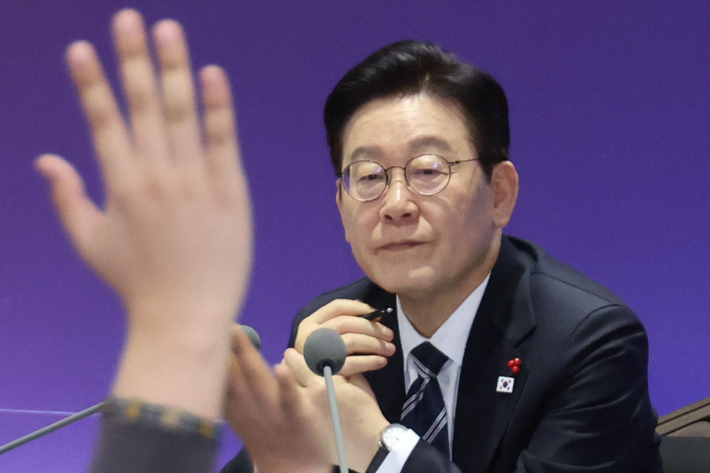 이재명 대통령이 23일 울산전시컨벤션센터에서 열린 '울산의 마음을 듣다' 타운홀미팅 간담회에서 발언권을 요청하는 참석자들을 바라보고 있다. 연합뉴스