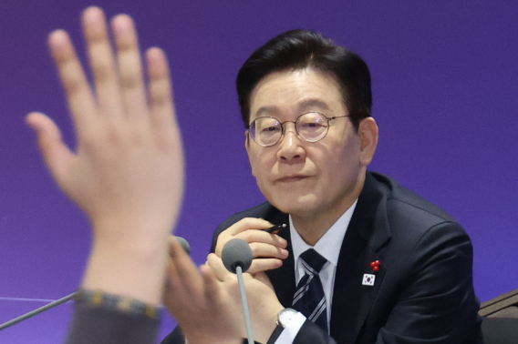 이재명 대통령이 23일 울산전시컨벤션센터에서 열린 '울산의 마음을 듣다' 타운홀미팅 간담회에서 발언권을 요청하는 참석자들을 바라보고 있다. 연합뉴스