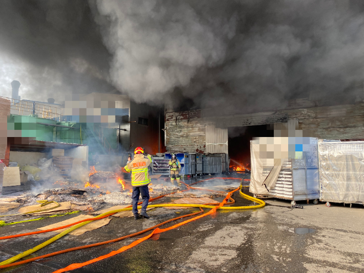 지난 14일 성산구 국가산업단지 내에 화재가 발생해 소방대원이 화재를 진압하고 있다. 창원소방본부 제공 
