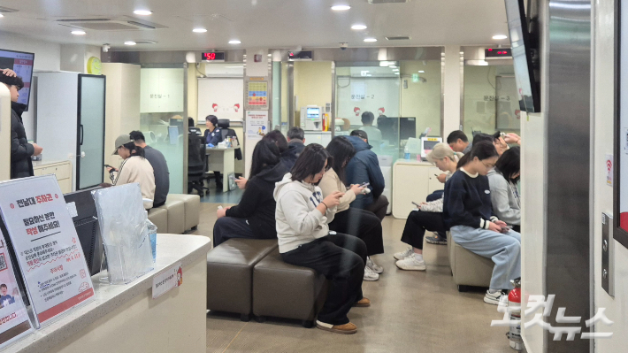 23일 오전 10시 20분쯤 광주 북구 용봉동의 헌혈의집 내부가 대기자로 북적거리는 모습. 한아름 기자