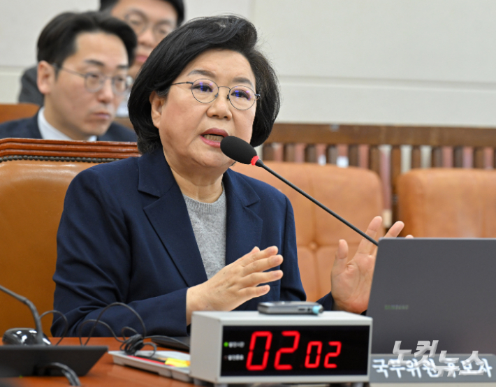 이혜훈 기획예산처 장관 후보자가 23일 서울 여의도 국회에서 열린 재정경제기획위원회 인사청문회에서 의원 질의에 답변을 하고 있다. 윤창원 기자