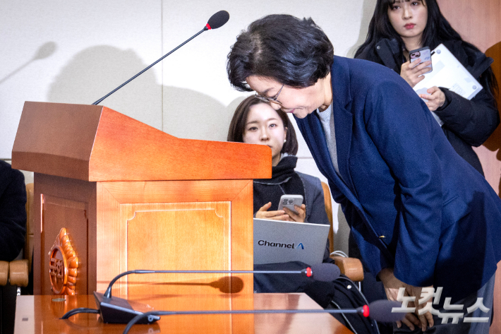 이혜훈 기획예산처 장관 후보자가 23일 오전 서울 여의도 국회 재정경제기획위원회 전체회의에서 열린 인사청문회에서 모두발언 중 성숙하지 못한 언행에 대한 사과 인사를 하고 있다. 윤창원 기자